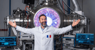 Un homme présentant fièrement la fusion nucléaire