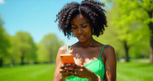 une femme regardant son iPhone