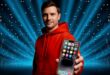 Homme montrant un iPhone de couleur orange