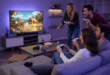 Un groupe d'ami assise sur le canapé jouant aux jeux vidéo