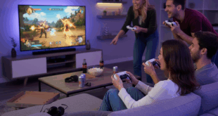 Un groupe d'ami assise sur le canapé jouant aux jeux vidéo