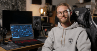 un homme devant un PC portable MSI Katana 17 HX très content