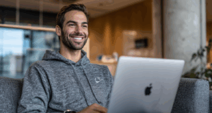 Un homme utilisant un MacBook Air M2