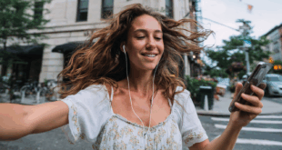 une femme qui danse avec sa Google Pixel 9a
