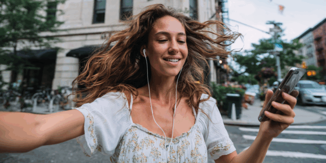une femme qui danse avec sa Google Pixel 9a