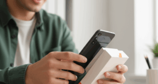Une personne en train de déballer son Xiaomi 15 Ultra