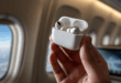 des AirPods 3 dans un avion.
