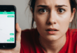 Une femme montrant son WhatsApp