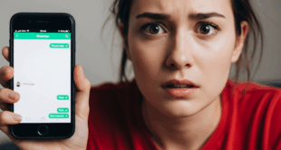 Une femme montrant son WhatsApp