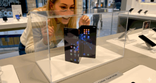 Femme admirant la Galaxy Z Trifold