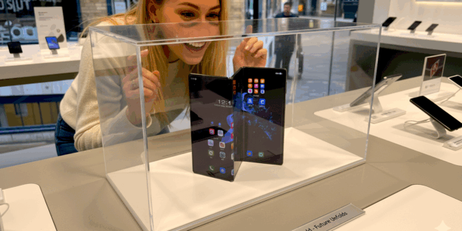 Femme admirant la Galaxy Z Trifold