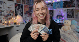 Une fan de K-Pop Demon Hunters avec des cartes collector MTG