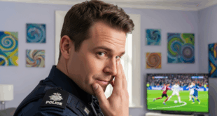 La police regardant de manière taquin dans un salon avec télé diffusant du sport