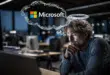 Un employé de bureau est assis devant son ordinateur, avec un regard un peu mystérieux ou complice