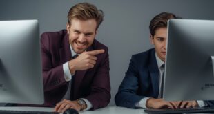 Un homme pointant du doigt son concurrent
