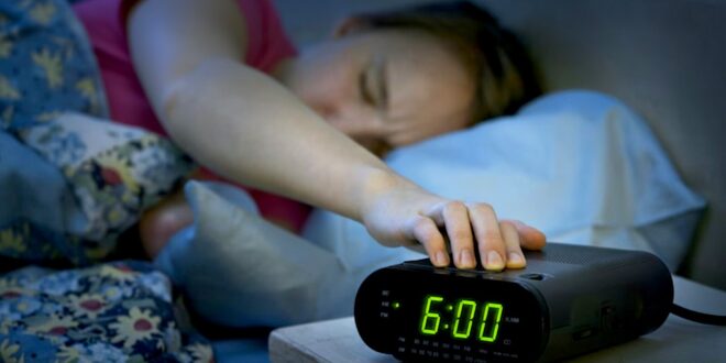 femme éteignant l'alarme