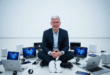 tim cook en train de pleurer autour de différents produits Apple