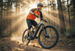 Un homme très content pédalant un VTT électrique