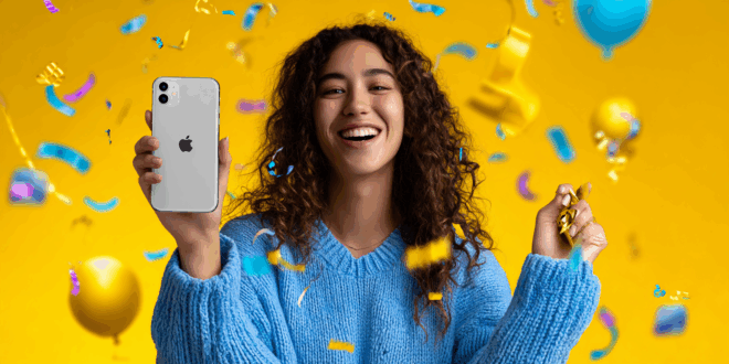 une femme contente avec un iPhone 17