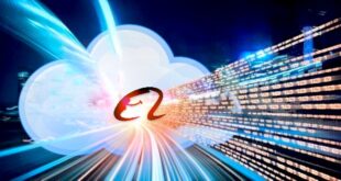 Des lignes de codes et des lumières sortant d'une nuage avec le logo d'Alibaba