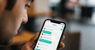 Homme regardant son smartphone affichant ChatGPT