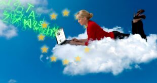 femme sur une nuage avec son PC