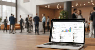 Photo d’un laptop affichant un tableau de bord HubSpot, avec un événement professionnel animé flouté en arrière-plan.