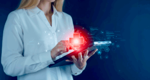 femme tenant une tablette, une icône de croix médical sur l'écran