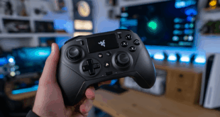 Un gameur de PS5 tient une manette Razer Raiju V3 Pro.