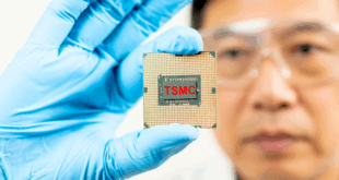Homme tenant une puce IA TSMC