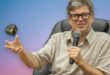 Yann LeCun et une cube flottant dans sa main