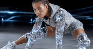 une femme portant des vêtement en fibre métal infusée d'IA.