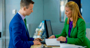 employé de banque sur son bureau avec un client