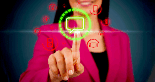 une femme appuyant sur une option de message en vert