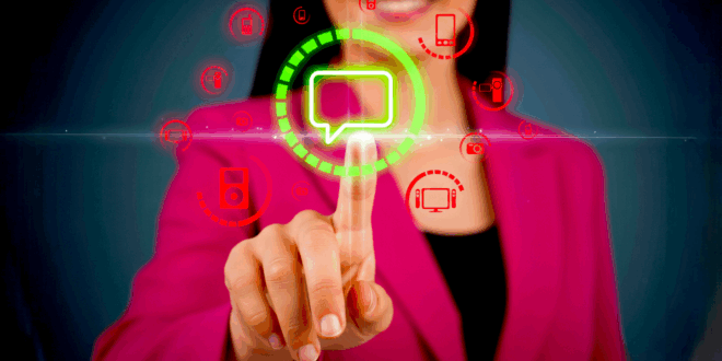 une femme appuyant sur une option de message en vert