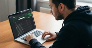 Un homme surfant sur la plateforme YGG