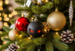 un sapin de Noël bien décoré avec un intrus, une boule noir maléfique aux yeux rouge