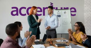 personnels qui applaudissent dans une salle de réunion
