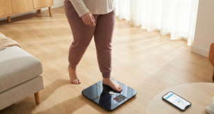 Une femme sur une balance connectée