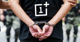 Un homme aux mains menottées portant un t-shirt OnePlus