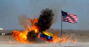 Un drapeau vénézuelien détruit par une explosion, à côté un drapeau américain fièrement debout