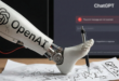 Un pied de robot OpenAI qui écrit sur un papier