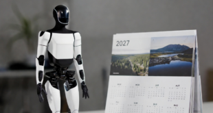 robot Tesla Optimus à côté d'un calendrier 2027
