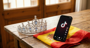 Une couronne de princesse à côté d'un téléphone sur un drapeau d'Espagne