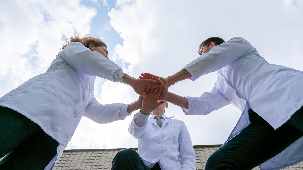 OpenAI, Amazon, Thinking Machines : les chercheurs s’allient pour changer l’IA