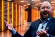 PDG d'A16z dans un data center orange