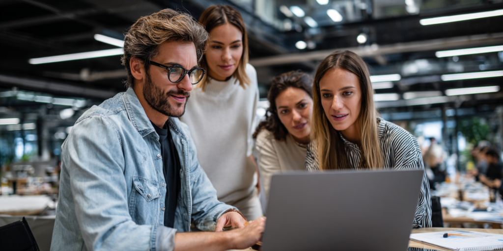 Équipe marketing collaborant autour de campagnes email optimisées avec le Marketing Hub de HubSpot