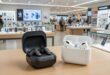 Galaxy Buds 4 et Airpods 4 sur une table dans un magasin