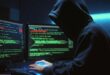 un hacker utilisant le pouvoir de l'IA devant son ordi remplit de code de hacking