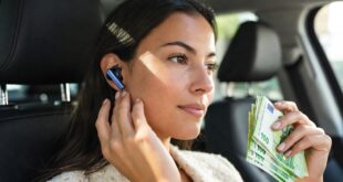 une femme riche qui porte un Samsung Galaxy Buds, billet d'euros à la main